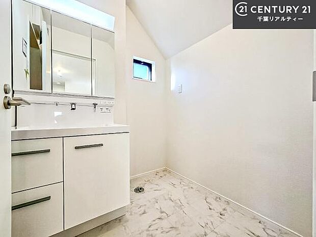 小窓付きの明るい洗面室です！湿気もすぐに入れ替えができて清潔に保つことができます！自然光が差し込むのでお化粧の仕上がりも良くなりますね！