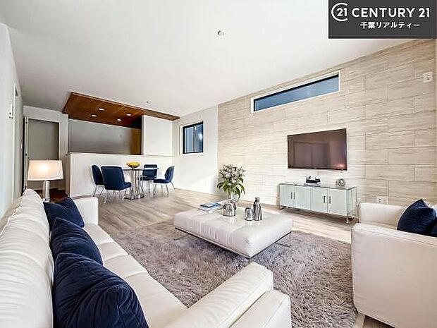 家具はCGパースです。大きな窓からたっぷりの陽ざしが入る明るいリビング。開放感のあるリビングで家族団らんのくつろぎの時間を過ごせます。