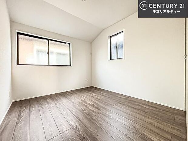 掃き出し窓がない洋室は子供部屋に最適です！2面採光にもなっておりしっかり光も入るので快適にお過ごしいただけます！