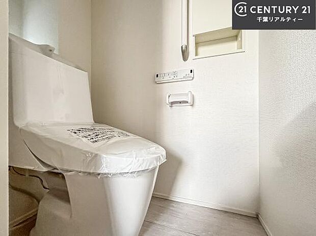 1・2階にトイレがございます！朝の忙しい時間帯も待たずにすみそうですね。白を基調とした清潔感のあるトイレでお手入れがしやすいです！