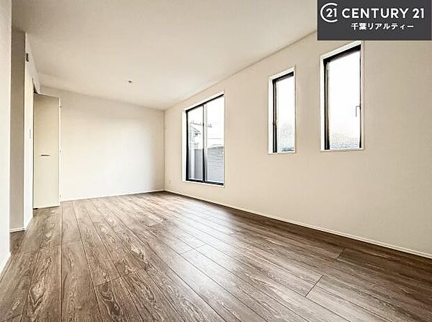 バルコニーに面している洋室です。明るく温もりがあり、換気もしっかりできます！朝起きて、外に出て背伸びをしつつ深呼吸をし良い朝を迎え入れることができます。