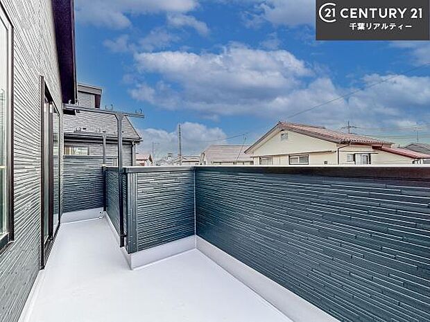 眺望良好なバルコニー。お天気のいい日にはバルコニーへでてリフレッシュするのもいいですね！