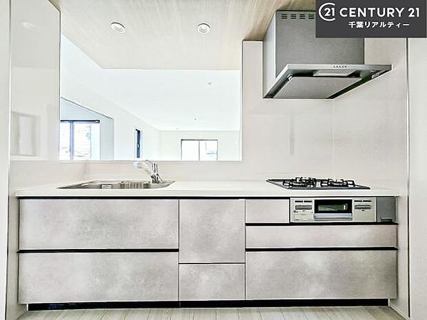 作業がしやすいシステムキッチンです！収納がたくさん付いているので、調理スペースに物を置かなくて済むので、広々使えて、快適に作業ができます！