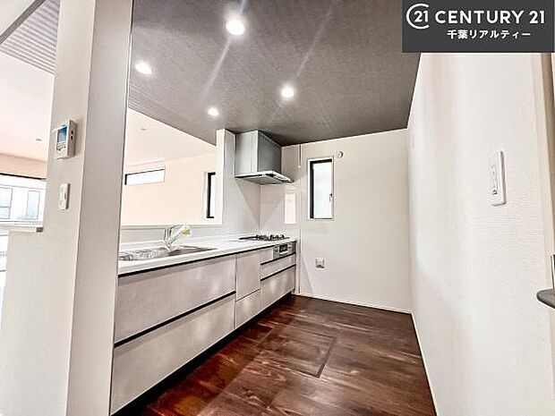 大人気の対面式システムキッチンを採用しています！ご家族のコミュニケーションが自然と増える設計です。お子様にも目が届くので嬉しいですね。収納力もあります！