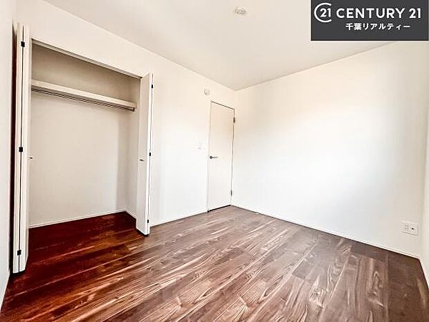 明るく温もりがあり、換気もしっかりできます！朝起きて、背伸びをしつつ深呼吸をし良い朝を迎え入れることが出来そうですね！