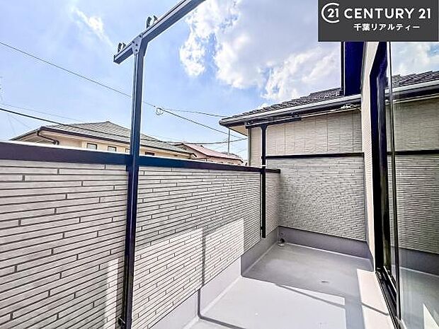 陽当たり良好なバルコニーです！晴れた日には青い空を見渡せる開放的な時間を楽しめます。