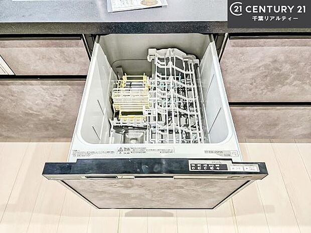 食洗機付き！忙しい時や冬場は手荒れ防止として大活躍します！ビルトイン仕様なので、場所も取らず調理スペースも広く使えて手際よく作業が出来ます！