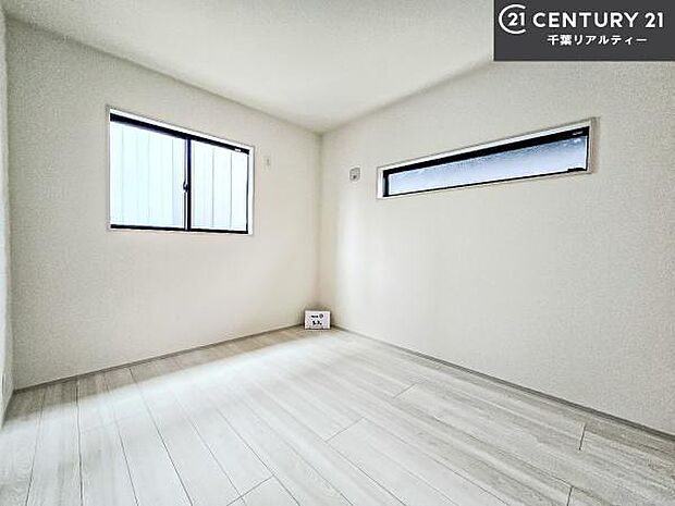 掃き出し窓がないお部屋は、お子様のお部屋としても安心です！収納スペースも充実しているので散らかったお部屋をサッと片付けられます！