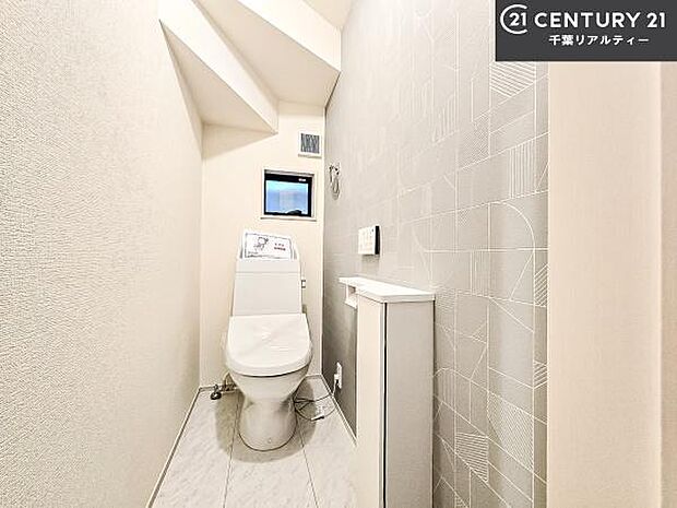 1・2階にトイレがございます！朝の忙しい時間帯も待たずにすみそうですね。白を基調とした清潔感のあるトイレでお手入れがしやすいです！