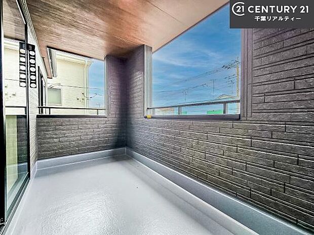 陽当たり良好なバルコニーです！晴れた日には青い空を見渡せる開放的な時間を楽しめます。