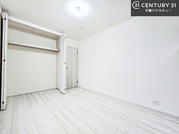 洋室は子供部屋や寝室、色々と用途多彩に利用できますね。収納力もたっぷりなので、広々気持ちよく過ごすことができます。