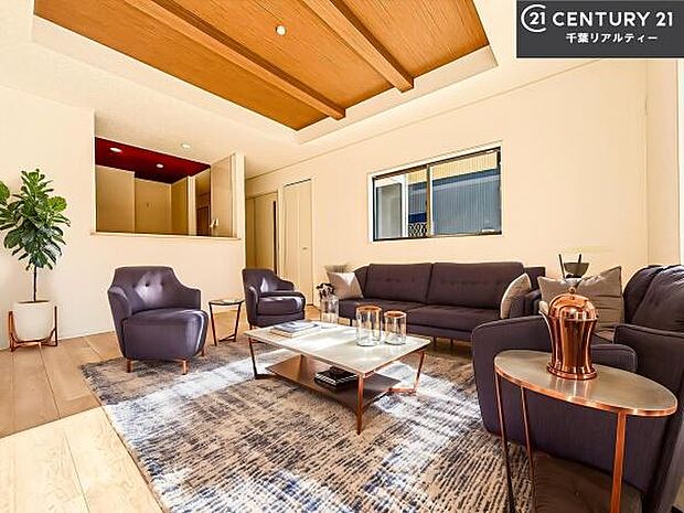 家具はCGパースです。大きな窓からたっぷりの陽ざしが入る明るいリビング。開放感のあるリビングで家族団らんのくつろぎの時間を過ごせます。