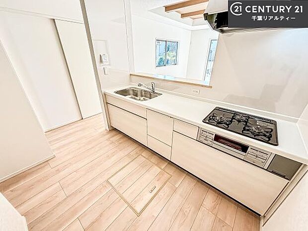 大人気の対面式システムキッチンを採用しています！ご家族のコミュニケーションが自然と増える設計です。お子様にも目が届くので嬉しいですね。広々使えて快適に作業が進みます。