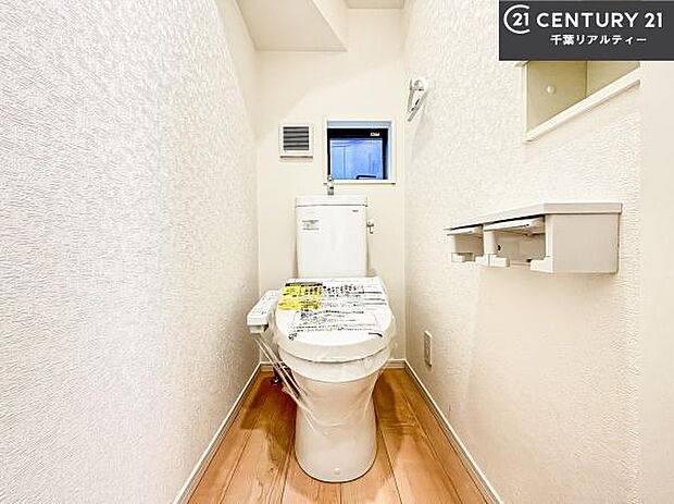 温水洗浄便座につき、冬場は便座が暖かくできるので冷たい便座に座らずに済む嬉しい仕様です！シンプルなカラーを基調としているので、お手入れがしやすいです。