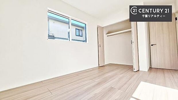 明るい室内は、風通しも良く、明るく大変居心地の良い空間となっております。リラックスして過ごせる心地の良いお部屋です！