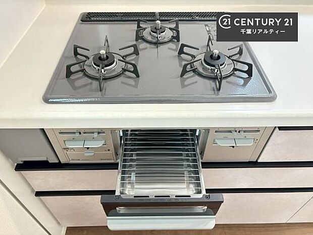 コンロは三口あるのでお料理の同時進行ができます。もちろんグリル付きです。調理スペースも広々している為作業がしやすい！使い勝手が良いシステムキッチンです！