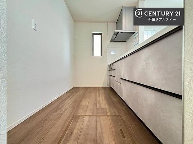 ワイドなシンクですね！水が跳ねにくく洗物がしやすい家事が楽々仕様のシステムキッチンです！デザイン性と機能性を兼ねたキッチンで清潔感がありますね！