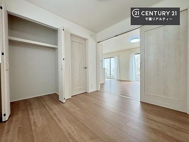 収納スペースがついています！居室をスッキリ整頓する事ができますね。家具を選ばないシンプルなデザインの為、家具を選ばずお気に入りの空間作りができそうですね。