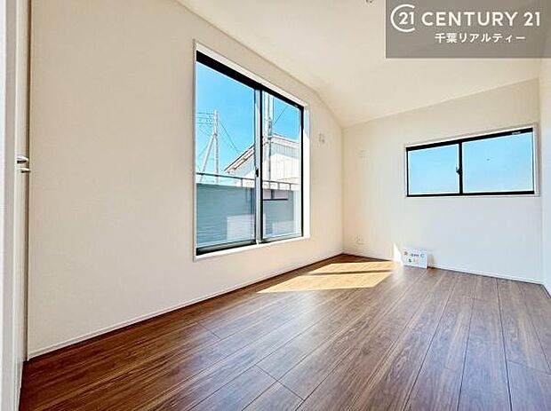 バルコニーに面した洋室。優しい光が差し込む洋室は、朝の目覚めも気持ちが良さそうですね。おうち時間もゆったりと過ごすことができます。