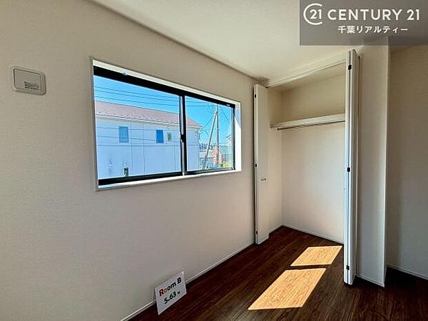 収納スペースがついています！居室をスッキリ整頓する事ができますね。家具を選ばないシンプルなデザインの為、家具を選ばずお気に入りの空間作りができそうですね。