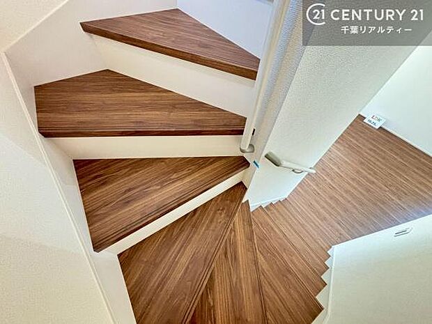 階段は明るく手摺りもついています。お子様やご年配の方も安心してご利用頂けますね。