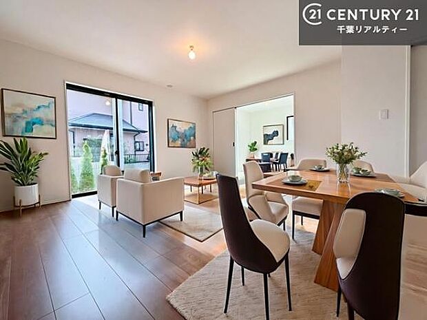 家具はCGパースです。心地良いリビングは家族が自然と集まります。家族団欒の時間が増えそうです。ご家族と、より一層充実した時間を過ごせそうですね。