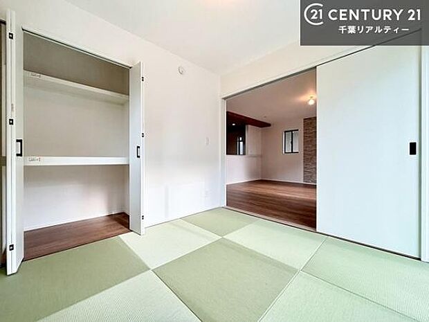 リビングと隣接した和室です！家事の休憩スペースやキッズスペースとして活用するのもよさそうですね！和室の使い方は無限大！収納スペースもたっぷりです！