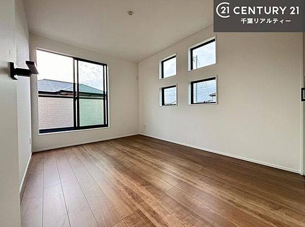 2面採光を確保した明るい室内は、風通しも良く、明るく大変居心地の良い空間となっております。リラックスして過ごせる心地の良いお部屋です！朝の目覚めがスッキリしますね！