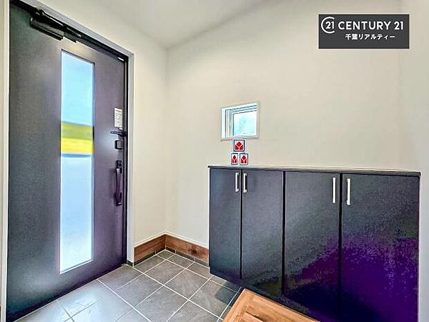 疲れて帰ってきても、ただいま！を言いたくなる、優しく迎え入れてくれる空間になっています。明るく温もり溢れる玄関です！