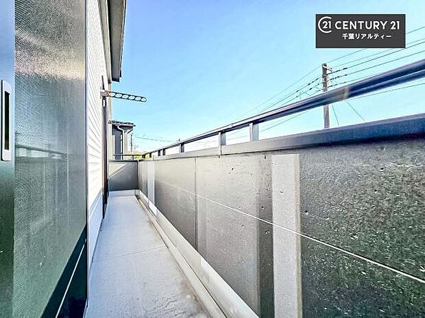 広いバルコニーはお布団やお洗濯ものがたくさん干せるほか、家庭菜園などもお楽しみいただけます！