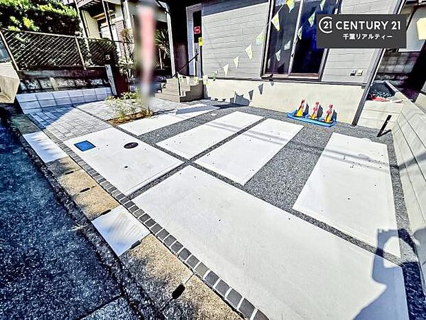 駐車スペースは2台分あります！セカンドカーはもちろん、バイクや自転車なども置き場所に困りません。