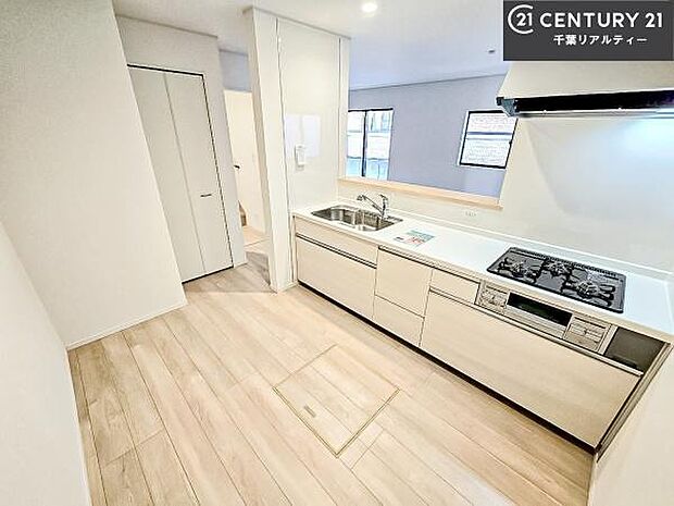 ゆとりある調理スペースで作業がしやすい快適なキッチンです！お子様と一緒にお菓子造りも楽しめる広々スペースです。楽しい調理時間になりそうですね！