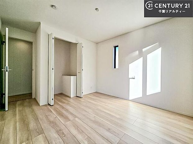 優しい光が差し込む洋室は、朝の目覚めも気持ちが良さそうですね。おうち時間もゆったりと過ごすことができます。優しい色合いのフローリングがどんな家具にもマッチします！