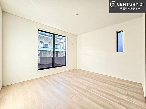 バルコニーに面している洋室です。明るく温もりがあり、換気もしっかりできます！朝起きて、外に出て背伸びをしつつ深呼吸をし良い朝を迎え入れることができます。