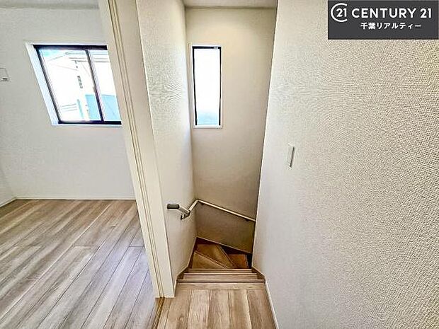 階段は明るく手摺りもついています。お子様やご年配の方も安心してご利用頂けますね。