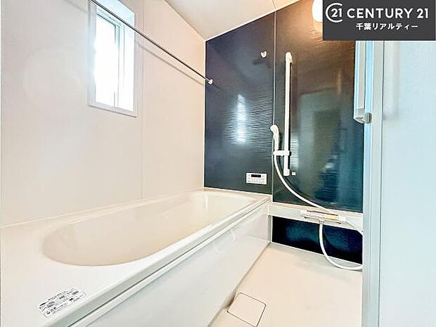 1日の疲れをしっかりと癒してくれる浴室です。おうちの素敵なリラクゼーション場所ですね。