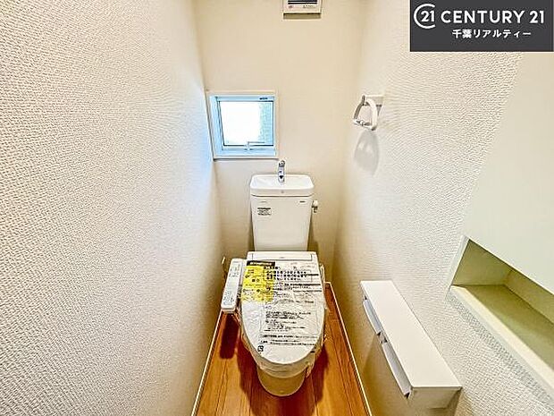 温水洗浄便座につき、冬場は便座が暖かくできるので冷たい便座に座らずに済む嬉しい仕様です！シンプルなカラーを基調としているので、お手入れがしやすいです。