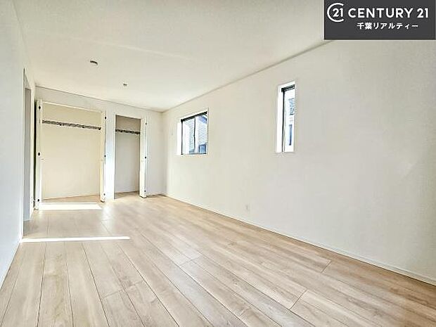 収納スペースがついています！居室をスッキリ整頓する事ができますね。家具を選ばないシンプルなデザインの為、家具を選ばずお気に入りの空間作りができそうですね。