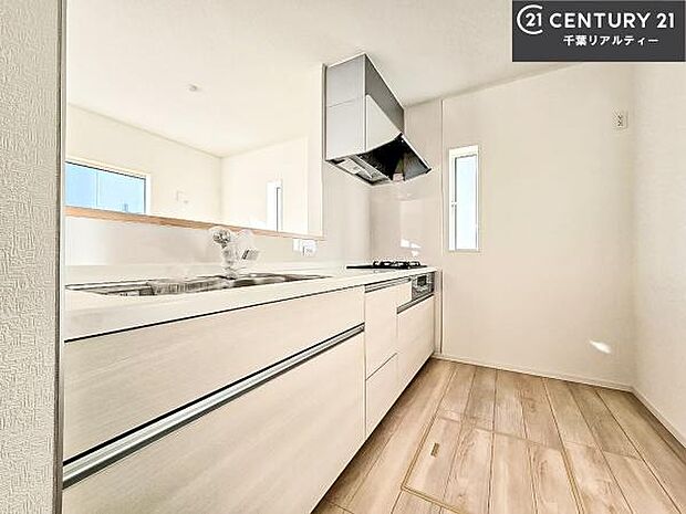 大人気の対面式システムキッチンを採用しています！ご家族のコミュニケーションが自然と増える設計です。お子様にも目が届くので嬉しいですね。広々使えて快適に作業が進みます。