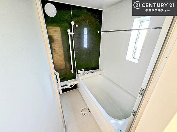 1日の疲れをしっかりと癒してくれる浴室です。おうちの素敵なリラクゼーション場所ですね。