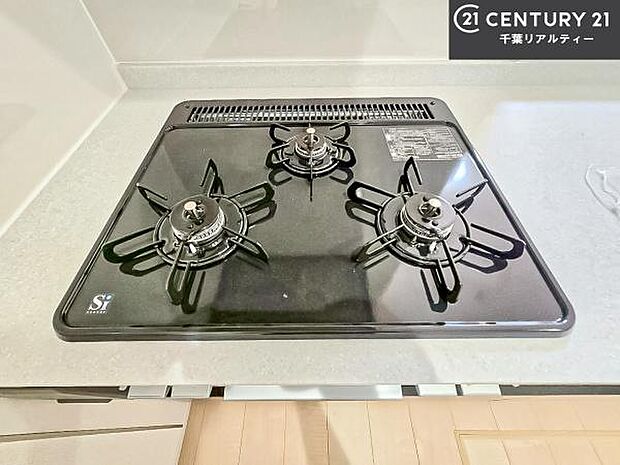 コンロは三口あるのでお料理の同時進行ができます。もちろんグリル付きです。調理スペースも広々している為作業がしやすい！使い勝手が良いシステムキッチンです！