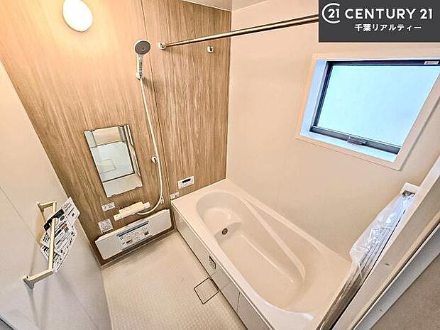 落ち着きある大人の雰囲気のバスルームは、味が出ていてバスタイムが充実！お仕事頑張っているご褒美にお好みの匂いの入浴剤を入れて、楽しんでみてはいかがでしょうか？