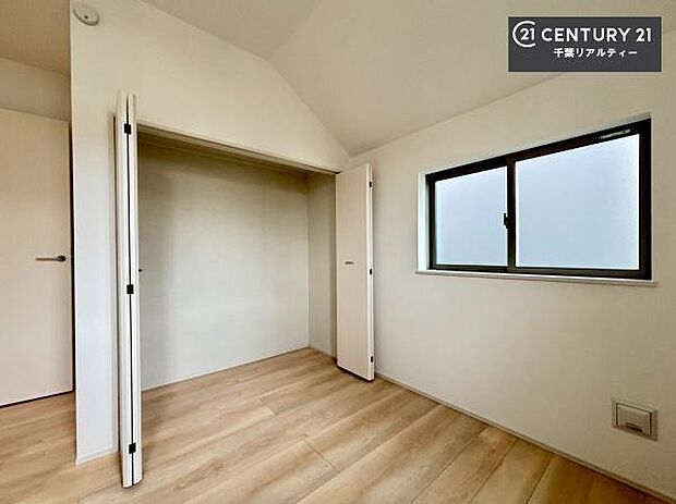 収納スペースがしっかり確保されているため、おもちゃや学用品もサッと片付き、いつでもスッキリ。綺麗な空間が保てます！