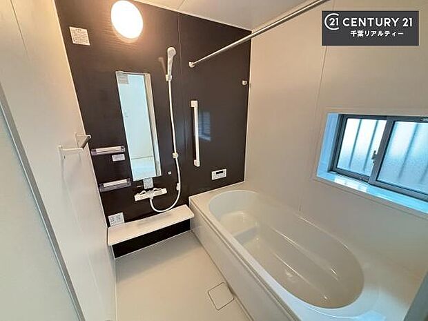 落ち着きある大人の雰囲気のバスルームは、味が出ていてバスタイムが充実！お仕事頑張っているご褒美にお好みの匂いの入浴剤を入れて、楽しんでみてはいかがでしょうか？