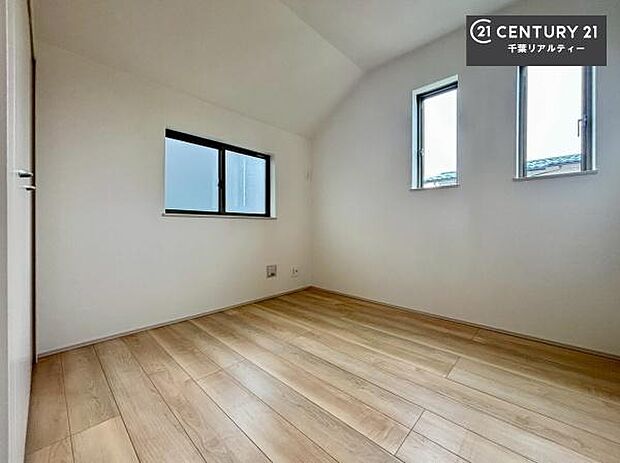 2面採光を確保した明るい室内は、風通しも良く、明るく大変居心地の良い空間となっております。リラックスして過ごせる心地の良いお部屋です！朝の目覚めがスッキリしますね。