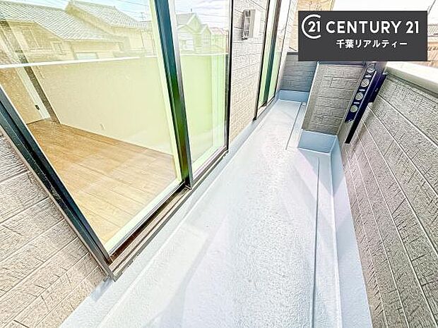 広々としたバルコニーで一日の始まりをスタート！お洗濯ものをたっぷり気持ちよく干せます！これだけの広さがあるとガーデニングなども楽しめますね！