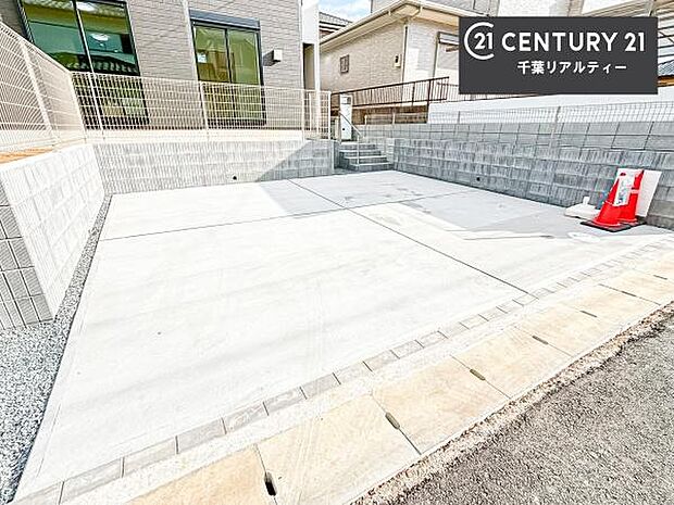 駐車スペースは2台分あります！セカンドカーはもちろん、バイクや自転車なども置き場所に困りません。