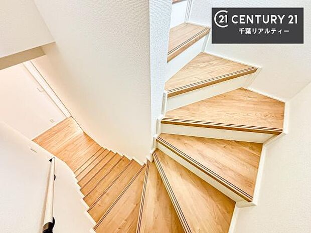 階段は明るく足元がしっかりと見えて安心！お子様やご年配の方も安心してご利用頂けます！