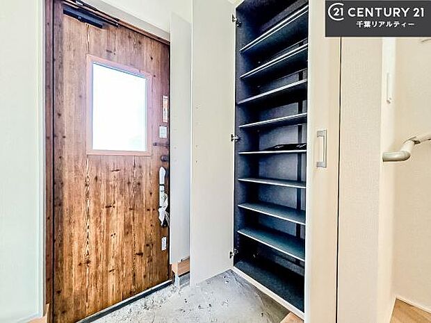 シューズボックス付きなので、玄関が片付きお掃除がしやすいです！スッキリした玄関で戸を開けた瞬間、清潔感のある心地いい空間が出迎えてくれます。