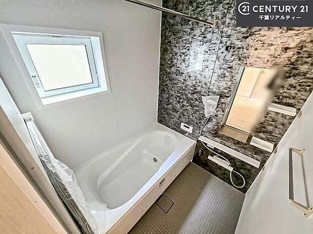 落ち着きある大人の雰囲気のバスルームは、シックなデザインでバスタイムが充実！お仕事頑張っているご褒美にお好みの匂いの入浴剤を入れて、楽しんでみてはいかがでしょうか？